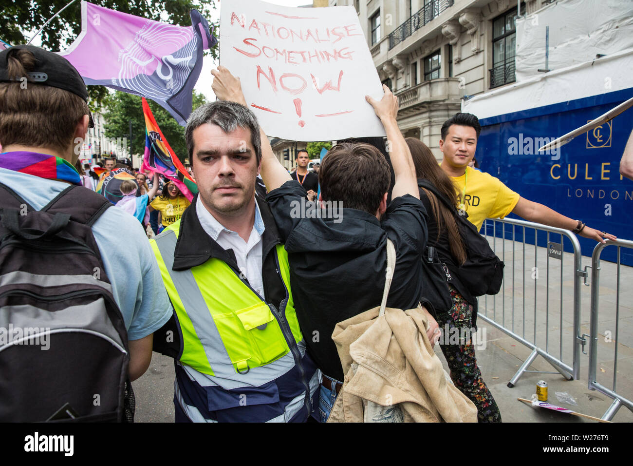 Londres, Royaume-Uni. 6 juillet, 2019. Des militants de Gays et Lesbiennes, soutenir les migrants, arc-en-ciel d'Afrique, l'extérieur de la famille, Projet Arc-en-ciel Micro et autres groupes LGBT de briser un cordon formé en face d'eux par la fierté de Londres intendants pour rejoindre l'arrière de la marche en solidarité avec ceux pour qui la fierté de Londres est inaccessible et pour protester contre la corporatisation de fierté à Londres. Credit : Mark Kerrison/Alamy Live News Banque D'Images