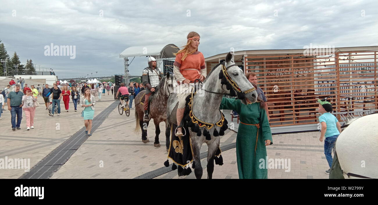 Nizhny Novgorod, Russie - 12 juin 2019 : Jour de l'indépendance. Les guerriers de l'ancienne Russie du 14ème siècle. Passer le long de la digue. La Russie. Banque D'Images