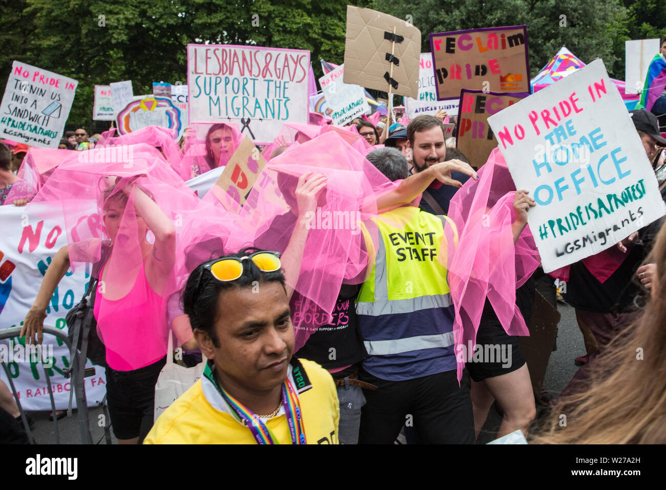 Londres, Royaume-Uni. 6 juillet, 2019. Des militants de Gays et Lesbiennes, soutenir les migrants, arc-en-ciel d'Afrique, l'extérieur de la famille, Projet Arc-en-ciel Micro et autres groupes LGBT de briser un cordon formé en face d'eux par la fierté de Londres intendants pour rejoindre l'arrière de la marche en solidarité avec ceux pour qui la fierté de Londres est inaccessible et pour protester contre la corporatisation de fierté à Londres. Credit : Mark Kerrison/Alamy Live News Banque D'Images