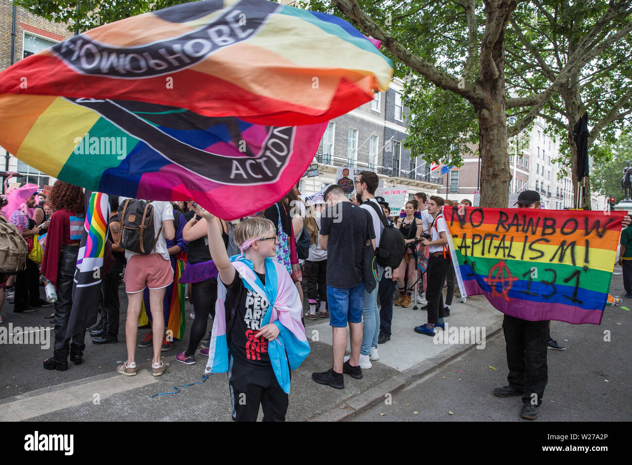 Londres, Royaume-Uni. 6 juillet, 2019. Des militants de Gays et Lesbiennes, soutenir les migrants, arc-en-ciel d'Afrique, l'extérieur de la famille, Projet Arc-en-ciel Micro et beaucoup d'autres groupes LGBT prendre part à une marche de solidarité Fierté de Londres à l'arrière de la fierté de Londres - stewards a essayé de les empêcher de se joindre à - en solidarité avec ceux pour qui la fierté de Londres est inaccessible et pour protester contre la corporatisation de fierté à Londres. Credit : Mark Kerrison/Alamy Live News Banque D'Images