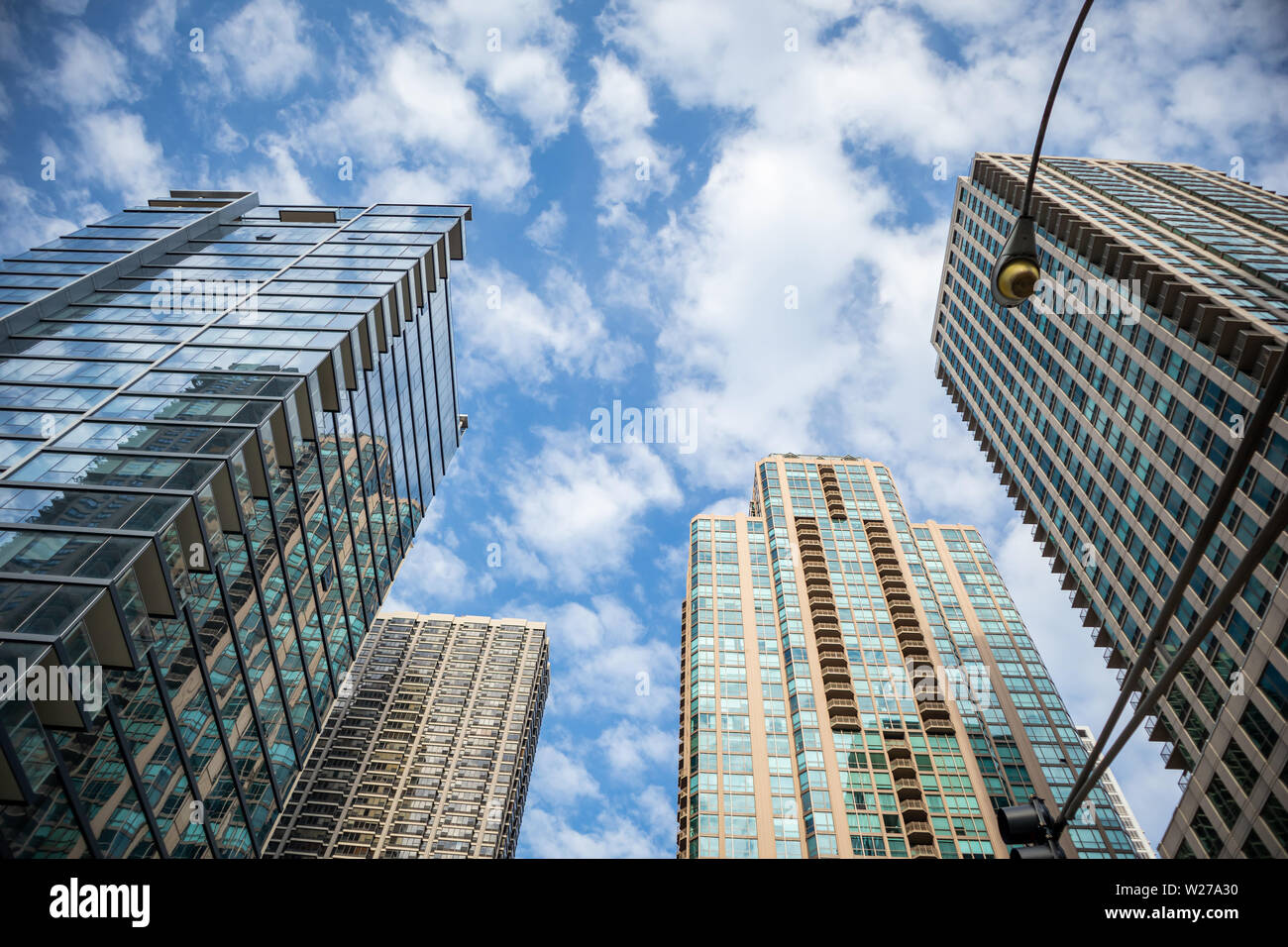 Chicago, Illinois. USA, paysage urbain, journée de printemps. Ville d'immeubles de grande hauteur blue cloudy sky background, low angle view Banque D'Images