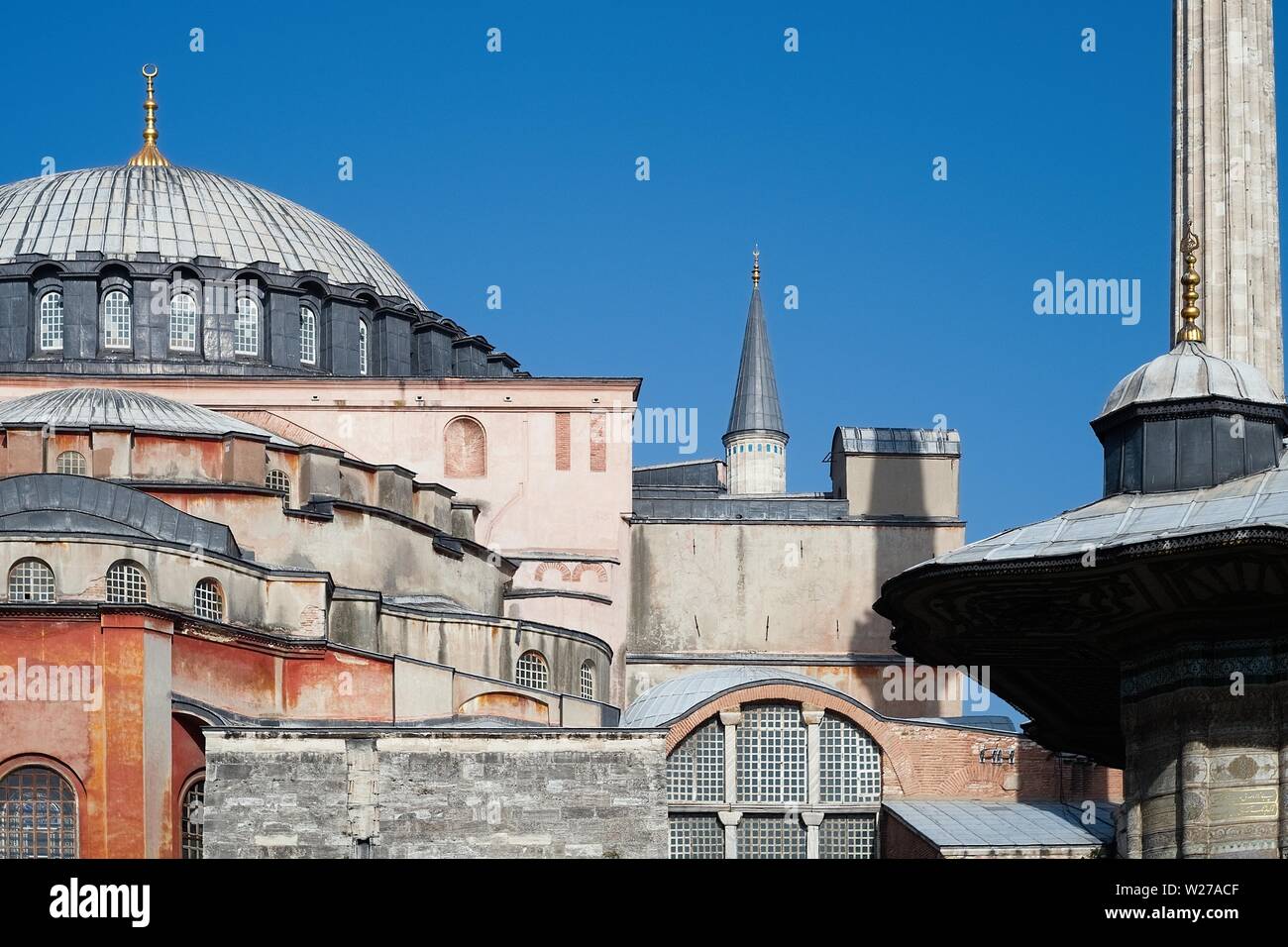 Istanbul, Turquie - 20 septembre 2017 : vue extérieure de la basilique Sainte-Sophie, un monument classé premier-né comme une église, puis une mosquée, et maintenant un musée visité par mil Banque D'Images