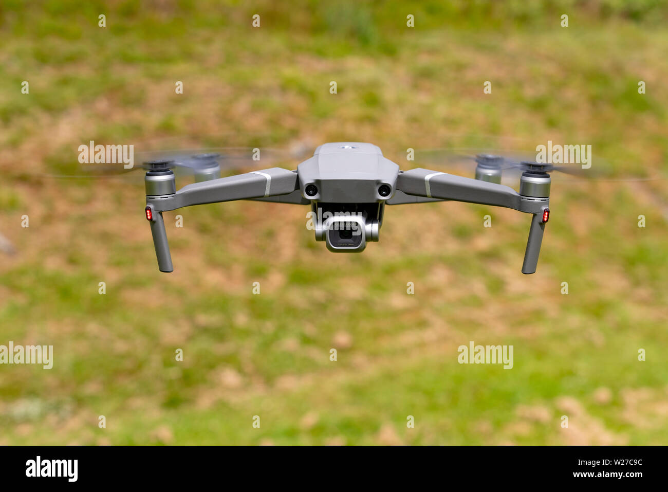 Avis de consommateur moderne drone avec appareil photo en mode stationnaire à l'extérieur de la tourelle Banque D'Images