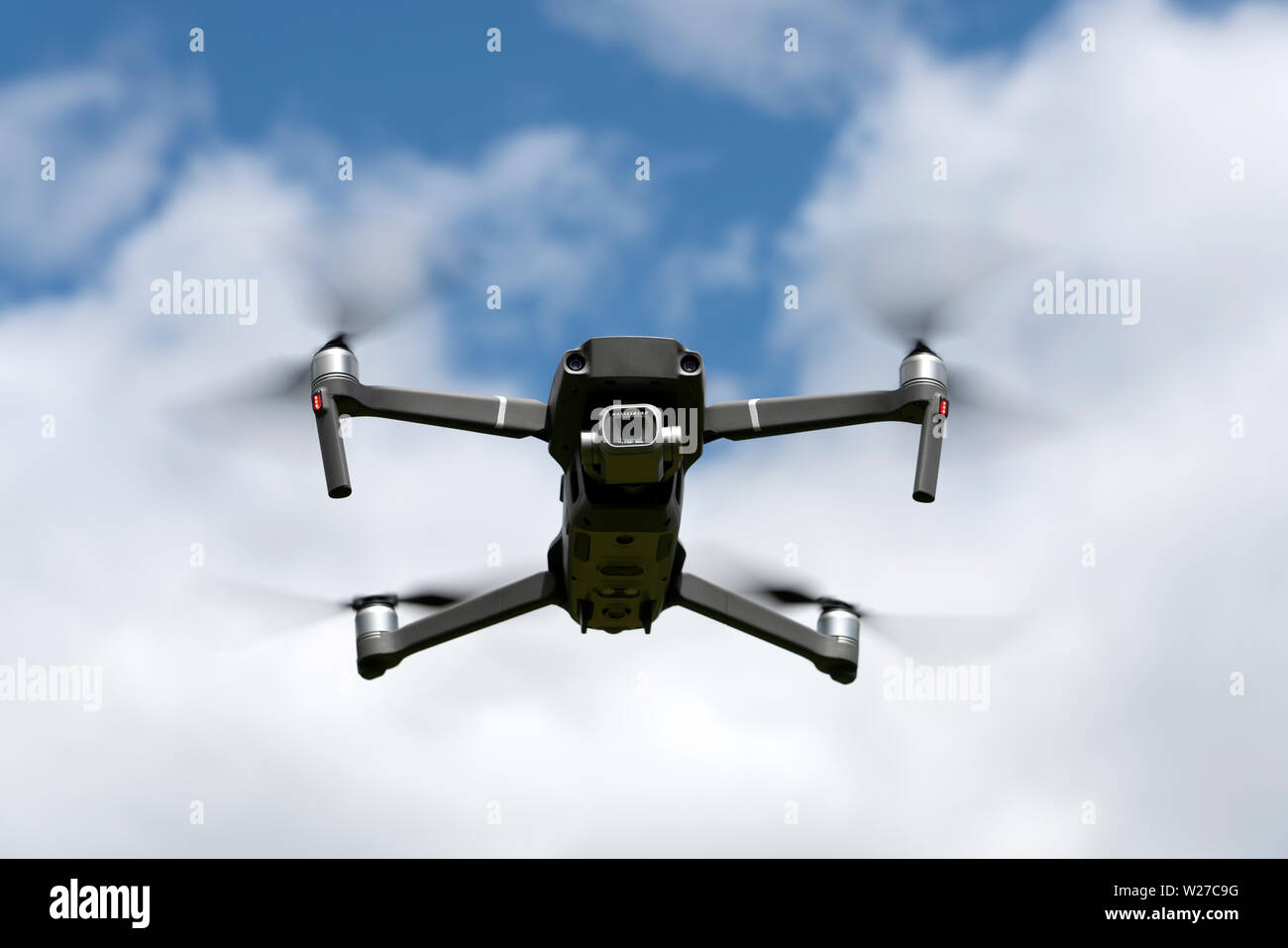 Avis de consommateur moderne drone avec appareil photo en mode stationnaire à l'extérieur de la tourelle Banque D'Images