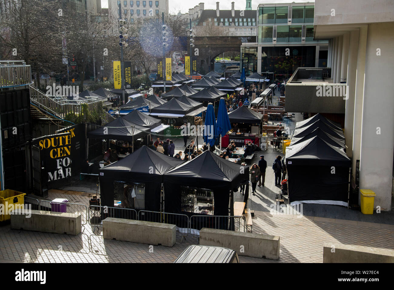 Donnant sur le marché en dehors de la plaza Royal Festival Hall sur la rive sud de la Tamise à Londres 2019 Banque D'Images