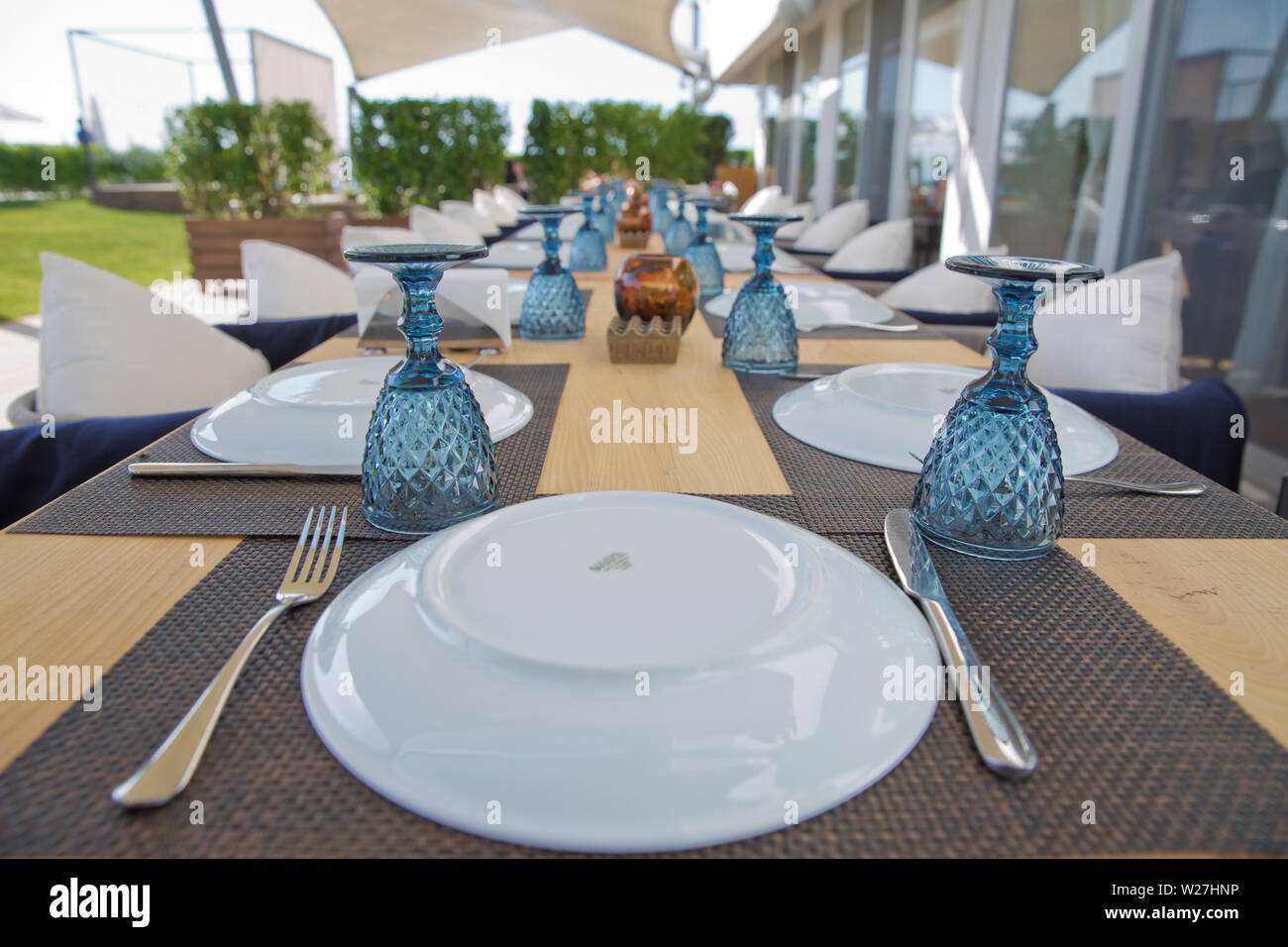 Le Tableau Etabli Pour Salle A Manger Salle A Manger De Luxe Avec Table En Bois A La Maison Table Au Restaurant Table Elegante Mis En Place Pour La Reception D Anniversaire Photo