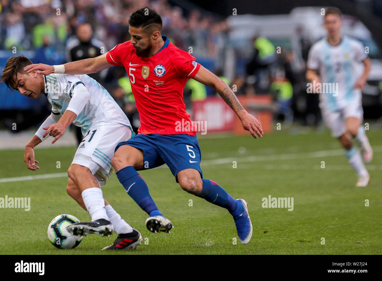 6 juillet 2019, l'Arena Corinthians Stadium, Sao Paulo, Brésil ; Copa America football international, 3ème-4ème finale des séries éliminatoires, l'Argentine et le Chili ; Paulo Dybala de l'Argentine détient au large de Paulo D&# xe;az de chili Banque D'Images