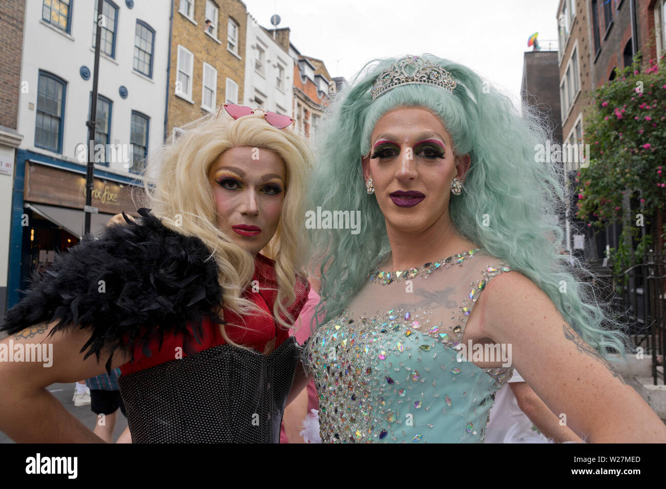 Les gens célébrant la fierté de Londres 2019 à Soho, Londres, Angleterre, Royaume-Uni Banque D'Images