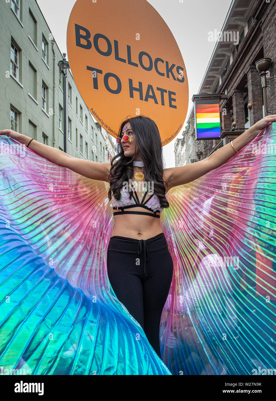 Londres, Royaume-Uni. 6 juillet 2019. Des militants du parti libéral-démocrate ont distribué des milliers de "Bollocks à détester" autocollants à Londres Pride, avec des centaines de peop Banque D'Images