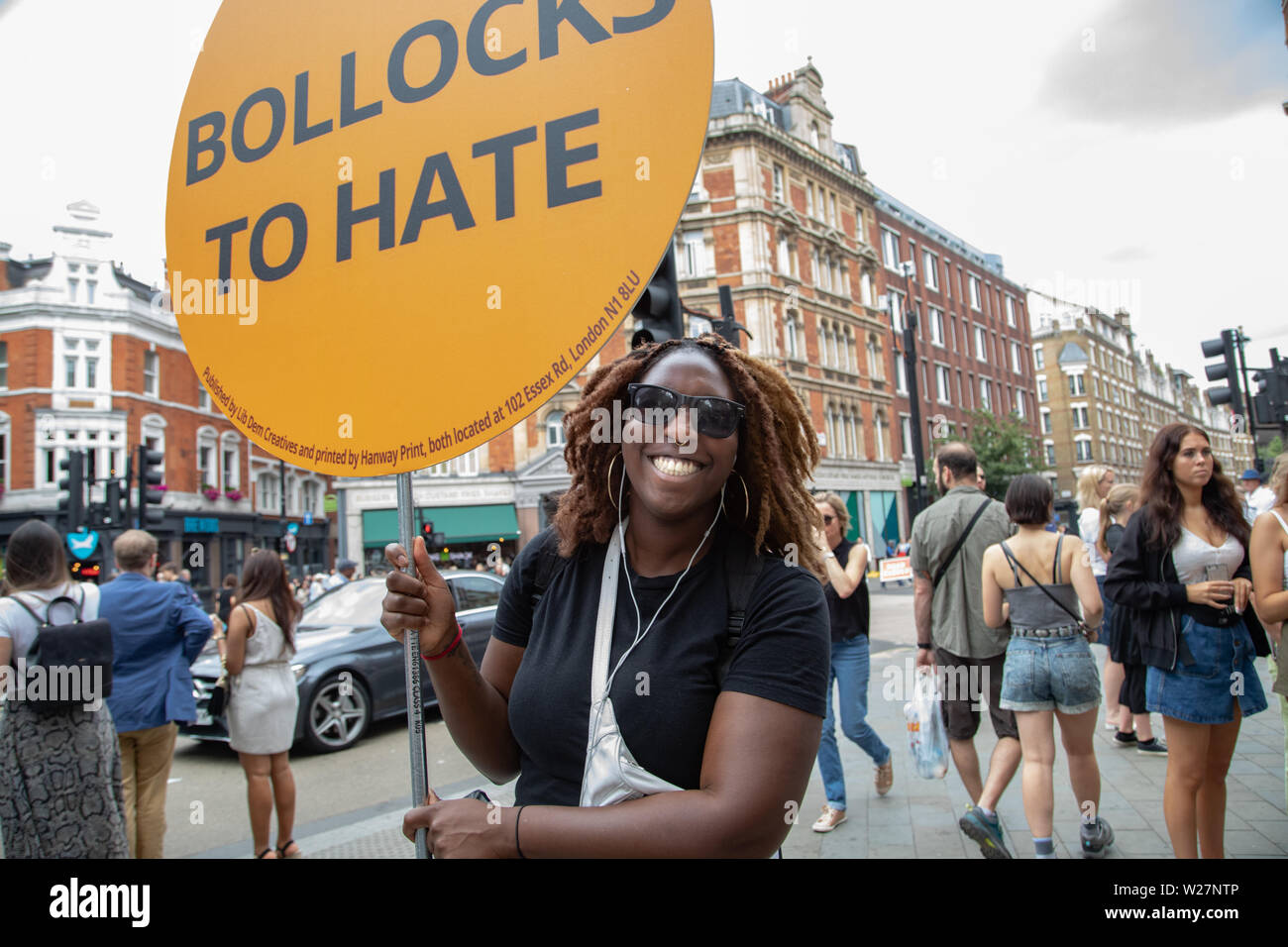 Londres, Royaume-Uni. 6 juillet 2019. Des militants du parti libéral-démocrate ont distribué des milliers de "Bollocks à détester" autocollants à Londres Pride, avec des centaines de peop Banque D'Images