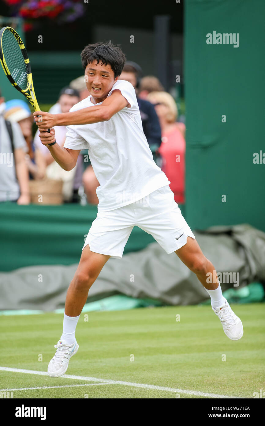 Wimbledon, Londres, Royaume-Uni. 6 juillet, 2019. Shinsuke Mochizuki du Japon au cours de la première ronde des célibataires du garçon du match de tennis sur gazon de Wimbledon Championships contre Valentin Royer de la France à l'All England Lawn Tennis et croquet Club à Londres, Angleterre le 6 juillet 2019. Credit : AFLO/Alamy Live News Banque D'Images