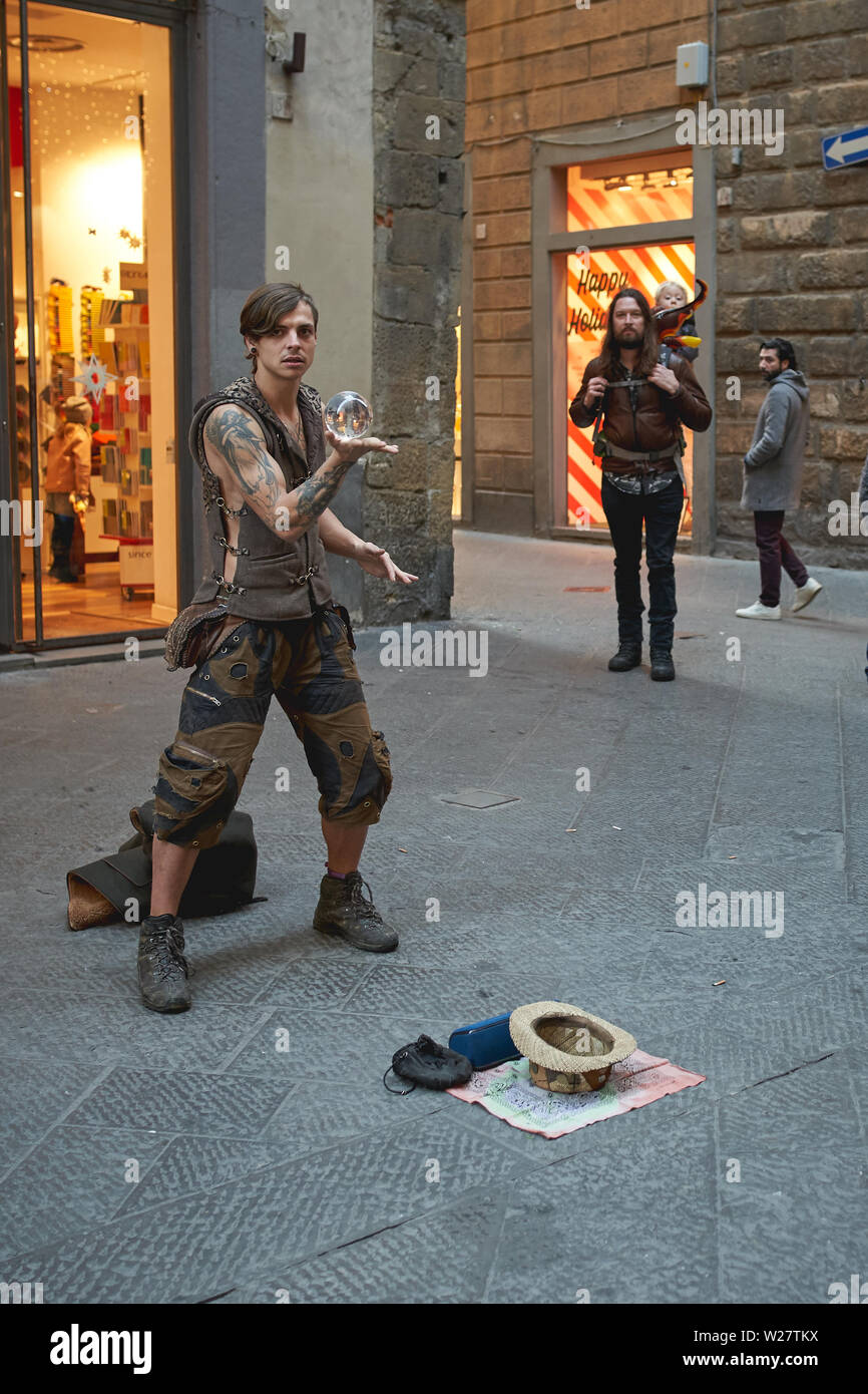 Florence, Italie - janvier 2019. Un artiste de rue jouant avec une boule de cristal dans le centre-ville. Banque D'Images