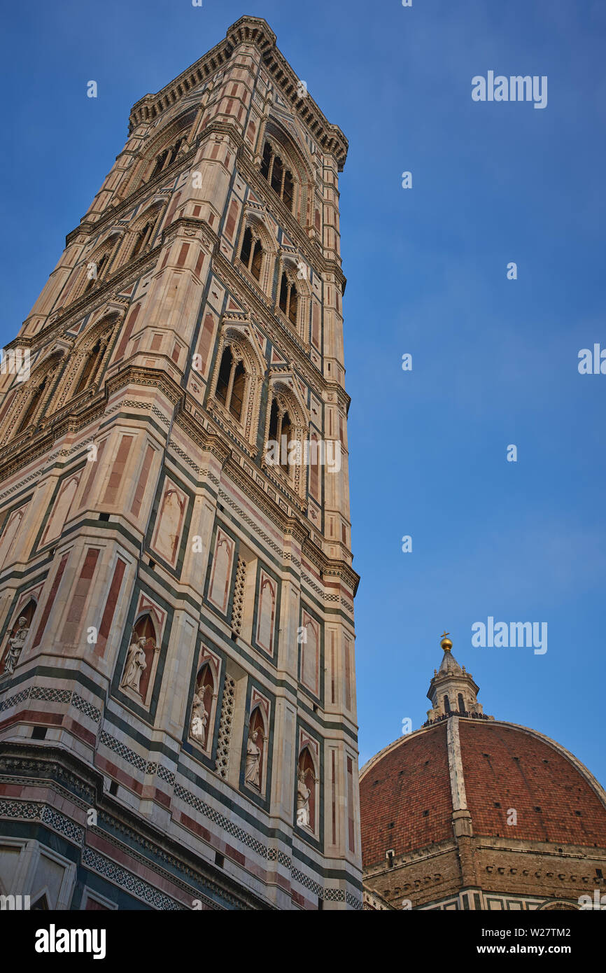 Florence, Italie - janvier 2019. Vue de la Tour de Giotto et la coupole de Brunelleschi de la cathédrale (Cathédrale officiellement de Sainte Marie de la fleur). Banque D'Images