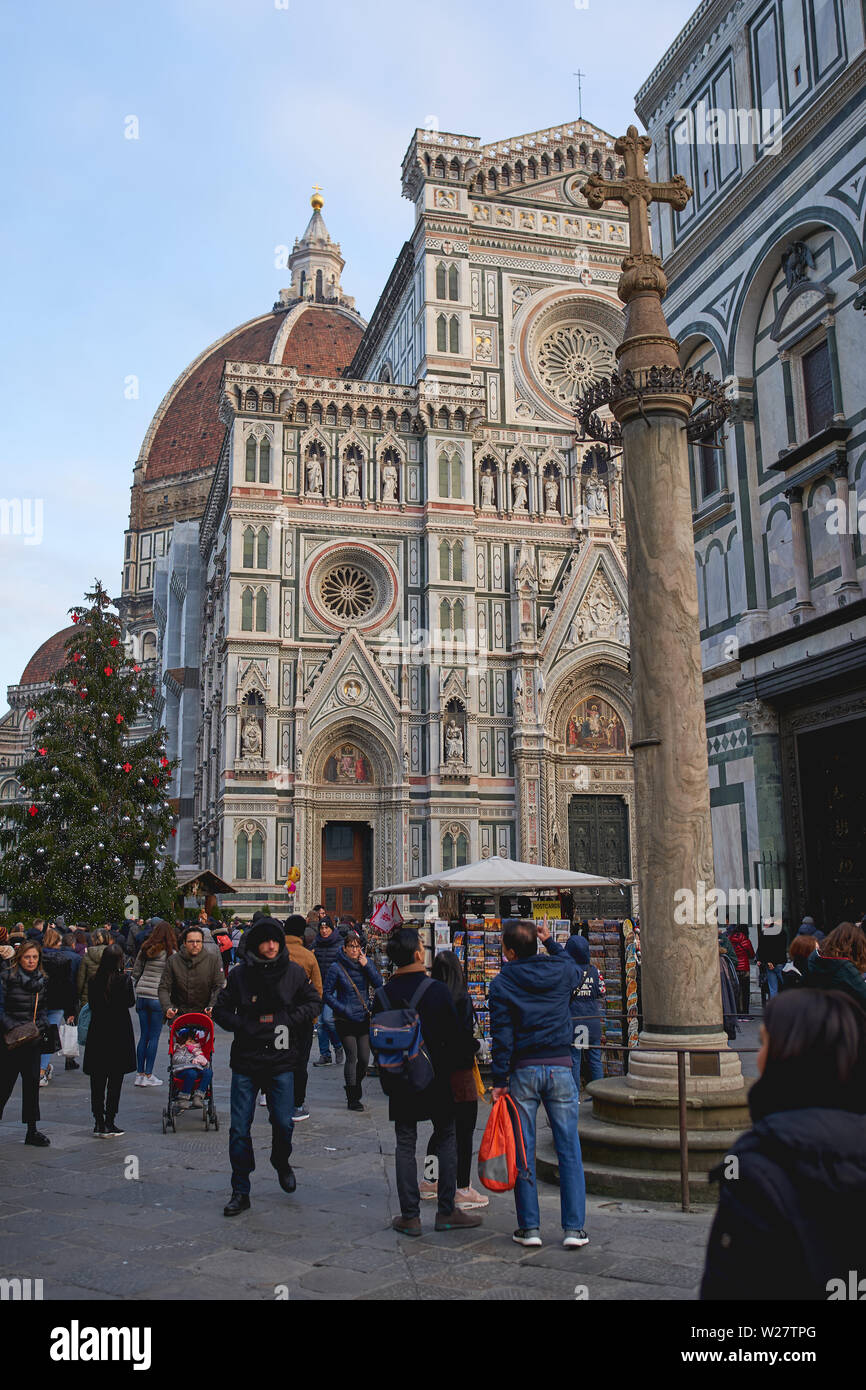 Florence, Italie - janvier 2019. L'extérieur de la cathédrale touristique Cathédrale officiellement (Sainte Marie de la fleur) durant les fêtes de Noël. Banque D'Images