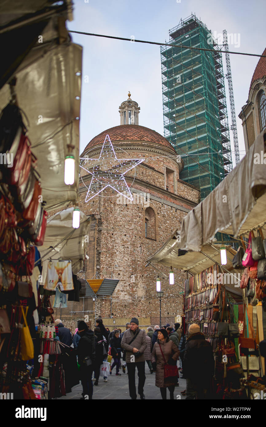 Florence, Italie - janvier 2019. Les articles en cuir et de souvenirs en vente dans le marché de San Lorenzo, l'un des plus célèbre marché de Florence. Banque D'Images