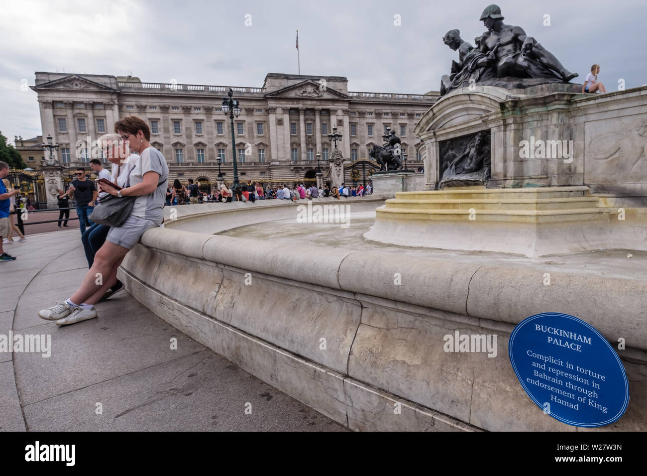 London, UK 6 Juil 2019 .. La London Campaign Against Arms Trade blue plaque pour la famille royale a été décerné pour leur complicité dans la torture et represseion à Bahreïn grâce à l'approbation du Roi Hamad lors de leur brève protester au palais de Buckingham pour une visite à pied autour des services de certains des plus grands marchands d'armes à Londres, y compris Boeing, G4S, Rolls Royce, BAE, Lockheed Martin et Northop Grumman, s'arrêtant à l'extérieur de chaque pour un bref résumé de leurs ventes et de production d'armes, et notamment leur contribution à de grandes guerres comme celle en tenant palace au Yémen. Londres est un glo Banque D'Images