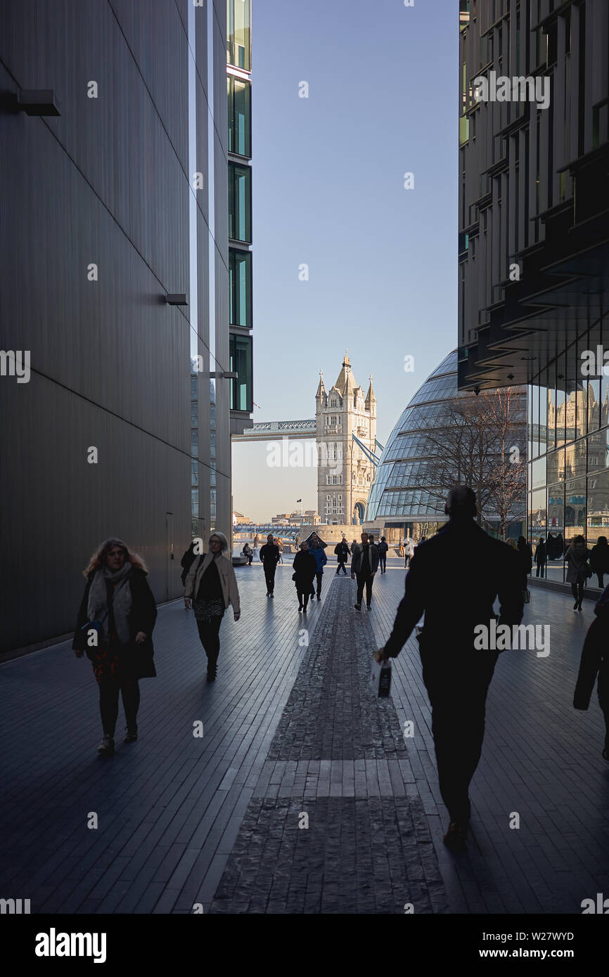 Londres, UK - Février, 2019. Vue sur le Tower Bridge de Londres, plus une société de développement sur la rive sud de la Tamise. Banque D'Images