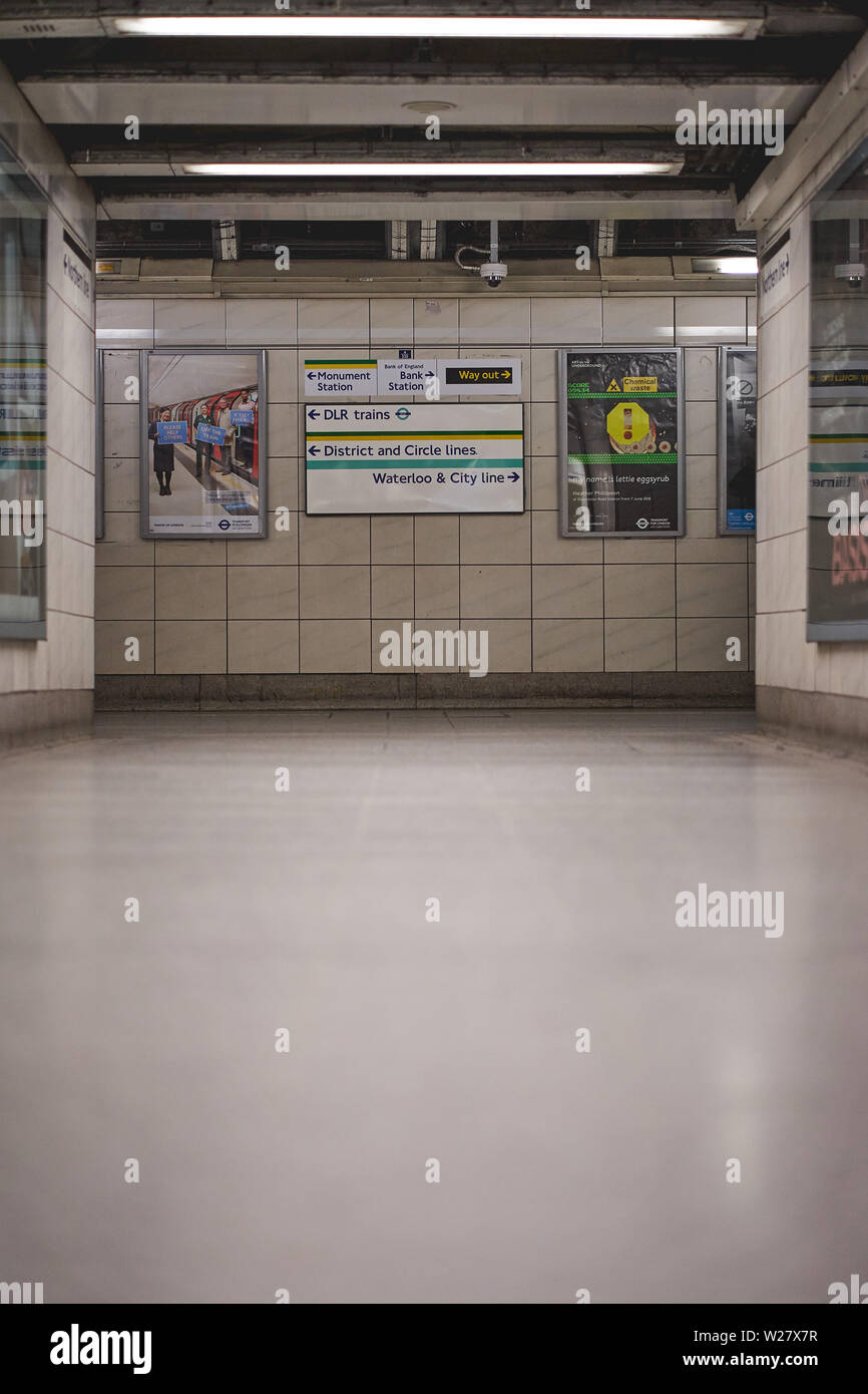 Londres, UK - Février, 2019. Des couloirs à l'intérieur d'une station de métro (station de métro) dans le centre de Londres. Banque D'Images