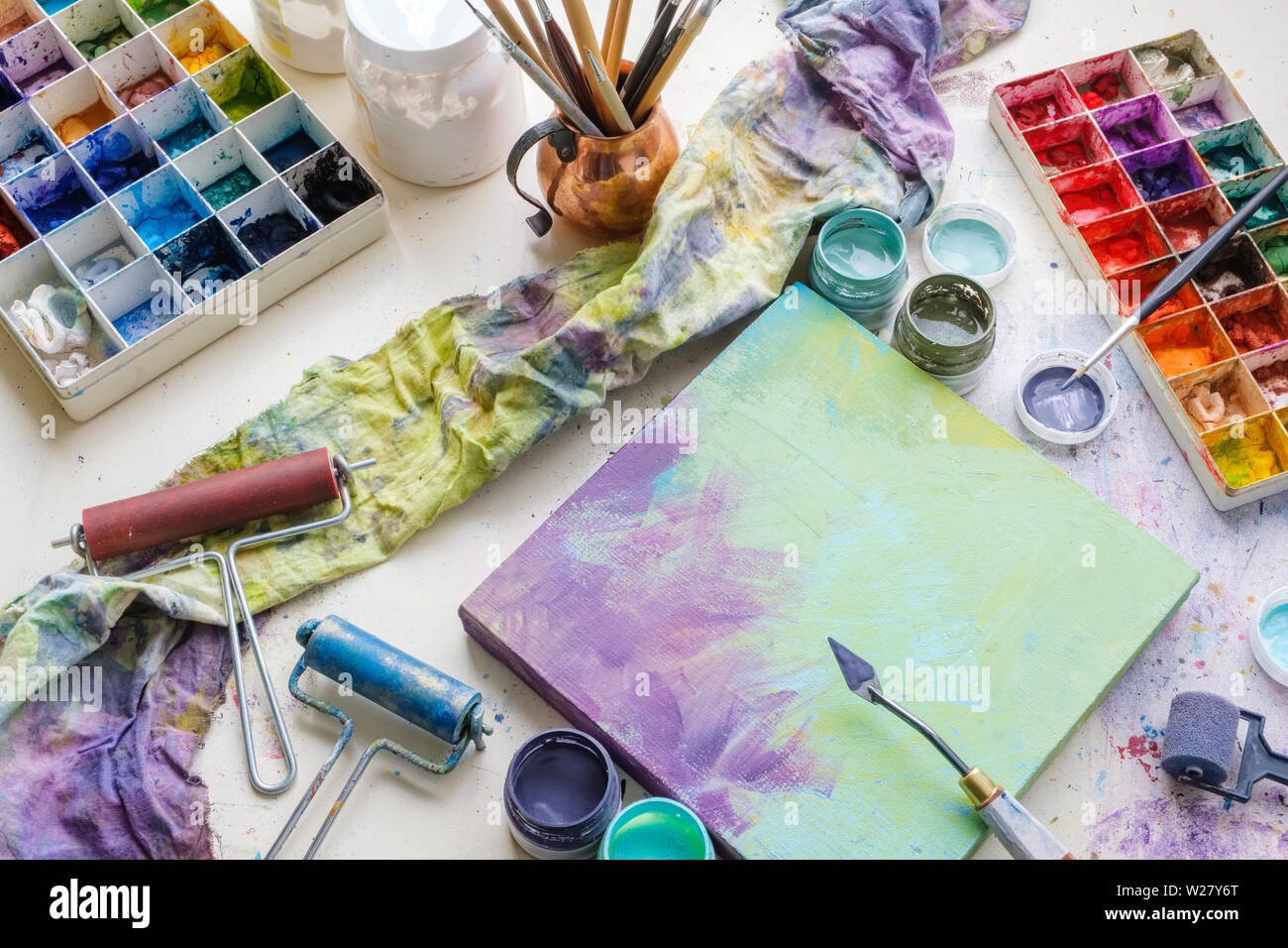 Equipement du studio artistique : la toile, couteau à palette, pinceaux, peintures et la palette. Vue d'en haut. Banque D'Images