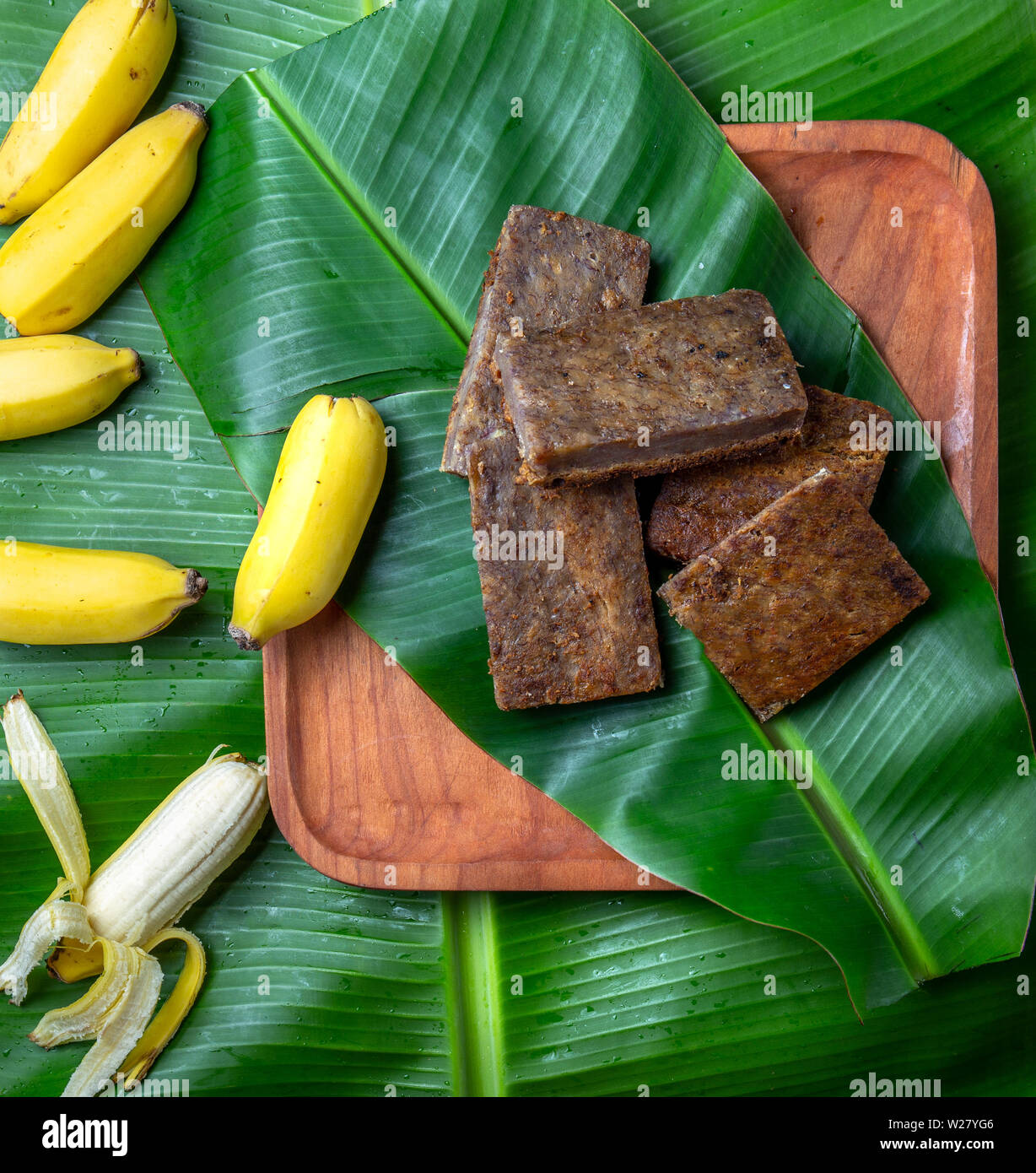 L'île de Pâques polynésienne tahitienne tarte banane mettent bas sur la plaque en bois POE banane sur feuilles de palmier. Banque D'Images
