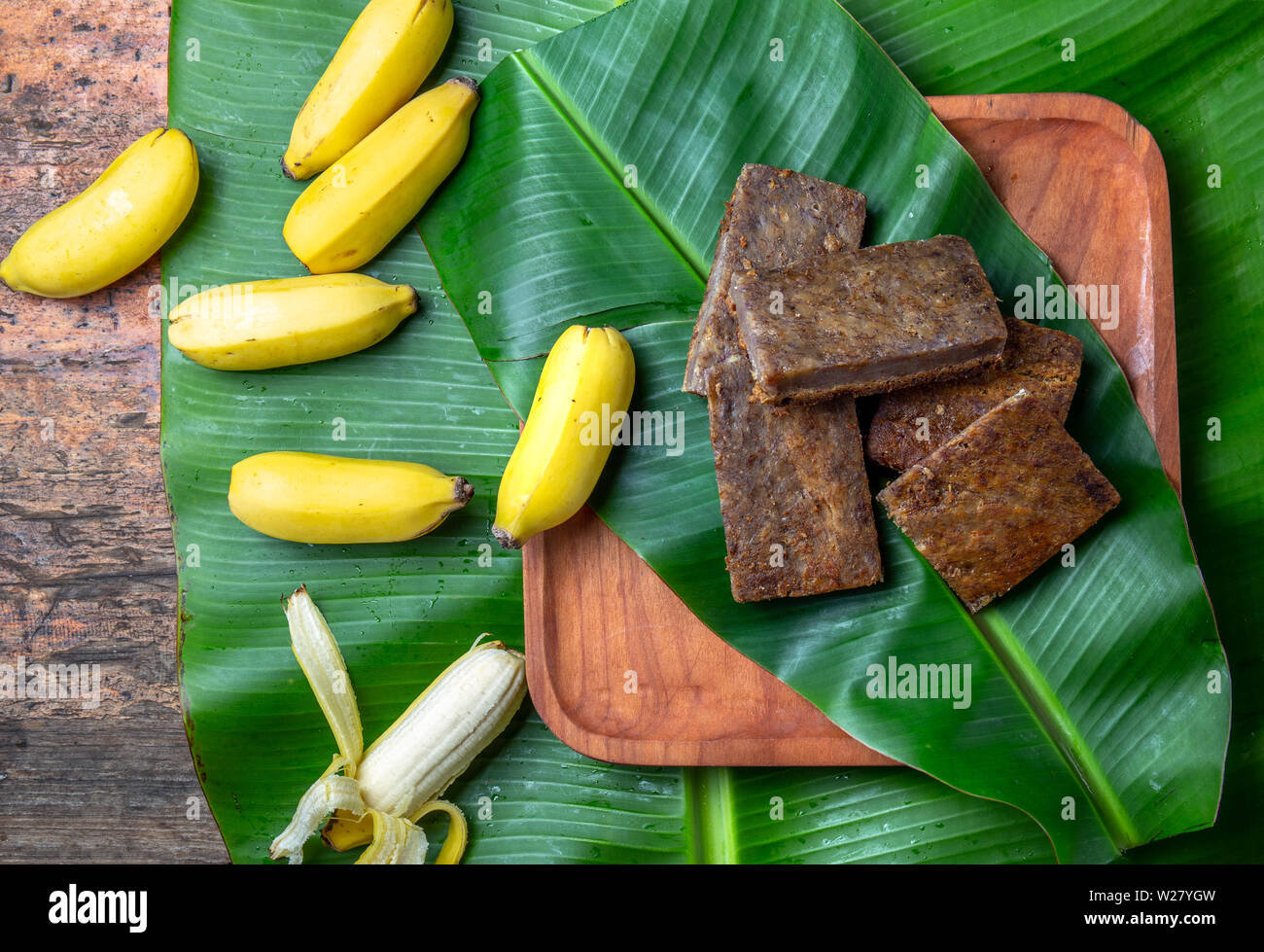 L'île de Pâques polynésienne tahitienne tarte banane mettent bas sur la plaque en bois POE banane sur feuilles de palmier. Banque D'Images