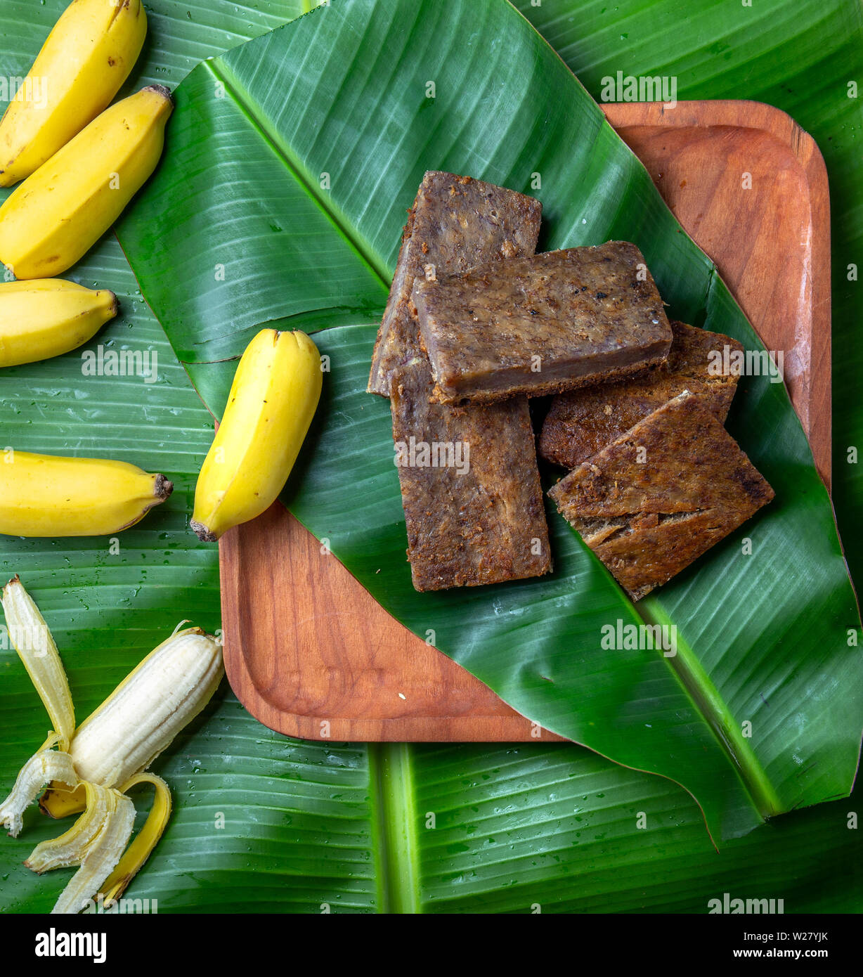 L'île de Pâques polynésienne tahitienne tarte banane mettent bas sur la plaque en bois POE banane sur feuilles de palmier. Banque D'Images