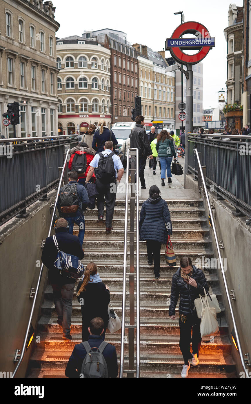 Londres, UK - avril 2019. Les banlieusards et touristique de quitter une station de métro près de London Bridge à l'heure de pointe. Banque D'Images