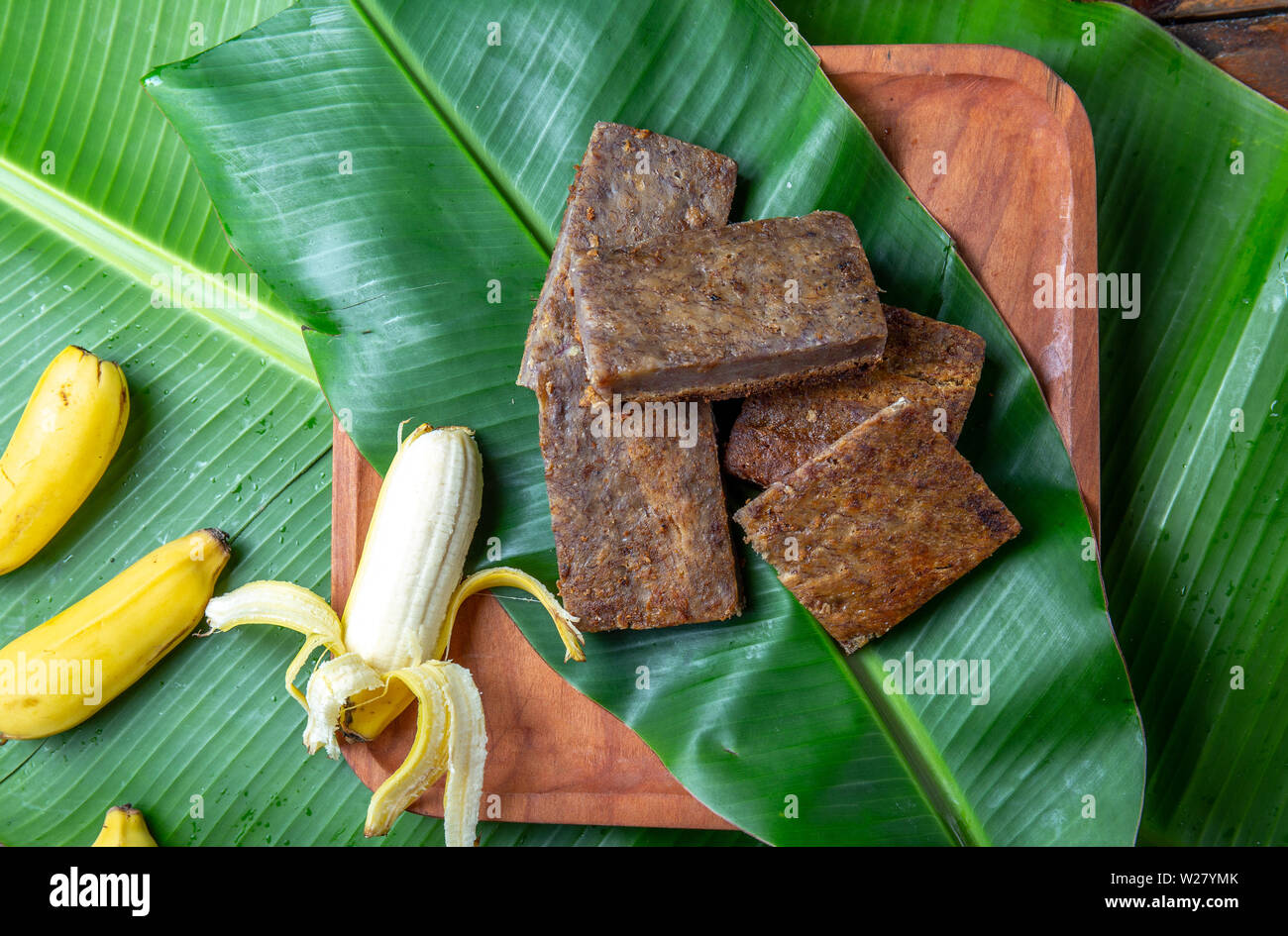 L'île de Pâques polynésienne tahitienne tarte banane mettent bas sur la plaque en bois POE banane sur feuilles de palmier. Banque D'Images