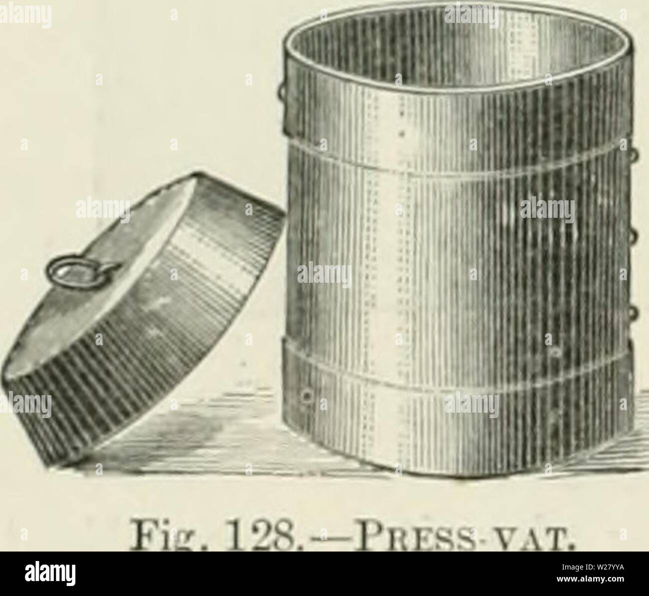 Image d'archive à partir de la page 331 de l'industrie laitière est la. L'industrie laitière : étant la théorie, la pratique, et les méthodes de l'industrie laitière dairyfarmingbein00shel Année : 1880 2G() L'ÉLEVAGE LAITIER. el'itli, wliicli lu'lil le^ wliey cunl et laisser s'échapper. Le wliey^ a été réalisé de DIY-tva par un ruhber-iudia on the tul)c à un iinder;éther ; cela a été fait dès que le lactosérum avaient tous quitté le caillé. Leadintf la particularité de ce système est que la pâte n'a pas besoin d'être la masse. Au cours du temps, lorsque l'acidité se développe dans le secteur de la TVA, le caillé a été maintes fois soulevé à la main, afin de prévenir sa Banque D'Images