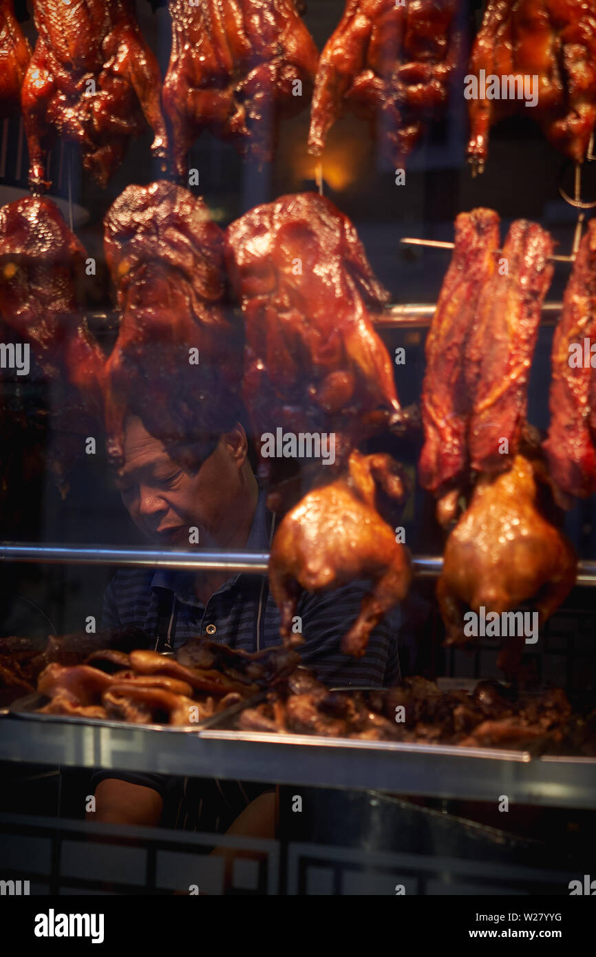 Londres, UK - avril 2019. Croustillant de canards suspendu à la fenêtre d'un restaurant dans le quartier chinois. Banque D'Images