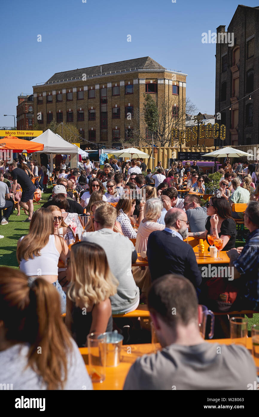 Londres, Royaume-Uni - mai 2019. Les jeunes ayant des boissons dans le vinaigre, de Cour une nouvelle cuisine de rue et marché de l'art près de London Bridge Station. Banque D'Images