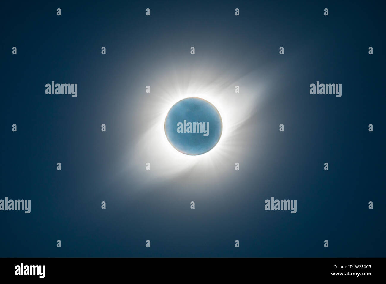 La couche d'atmosphère de la Corona solaire pendant Total Solar Eclipse Chile 2019, vue étonnante du Soleil couvert par la Lune pendant la phase totale Banque D'Images