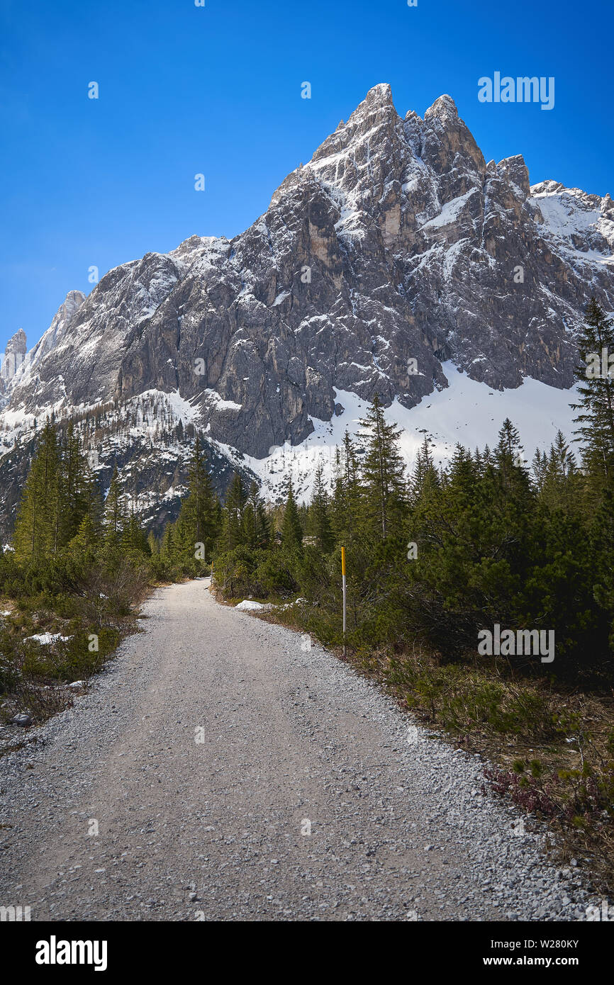 Des sentiers de randonnée sur les cols alpins de la région Trentin-Haut-Adige (Italie). Montagnes des Dolomites ont été déclaré site du patrimoine mondial de l'Unesco. Banque D'Images