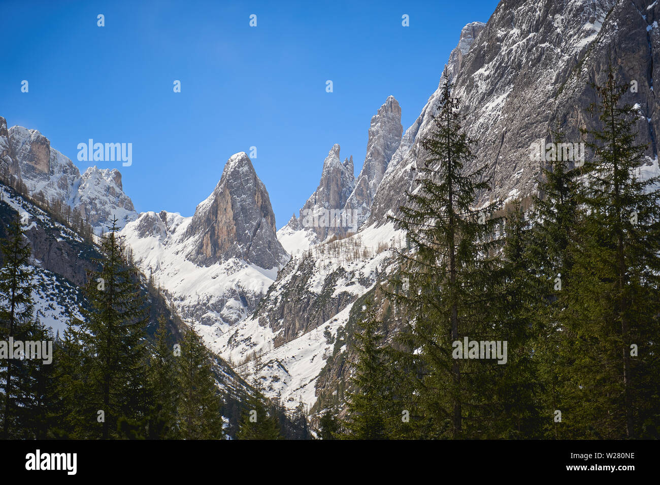 Vue de la Dolomite Alpes près du village de Sesto dans la vallée Pulster, dans la région du Trentin-Haut-Adige en Italie. Le format paysage. Banque D'Images