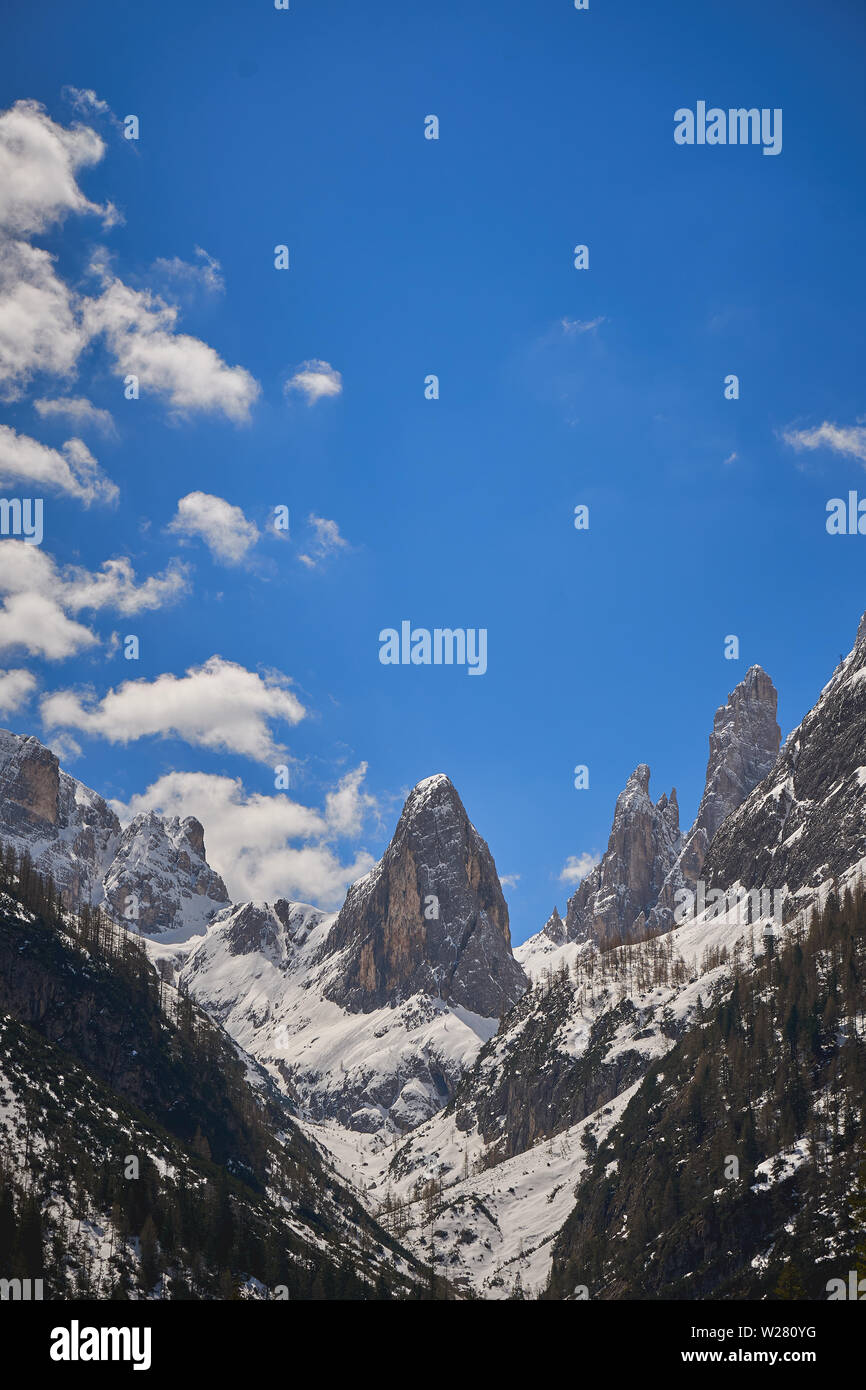 Vue de la Dolomite Alpes près du village de Sesto dans la vallée Pulster, dans la région du Trentin-Haut-Adige en Italie. Le format Portrait. Banque D'Images