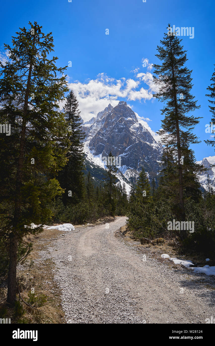 Des sentiers de randonnée sur les cols alpins de la région Trentin-Haut-Adige (Italie). Montagnes des Dolomites ont été déclaré site du patrimoine mondial de l'Unesco. Banque D'Images