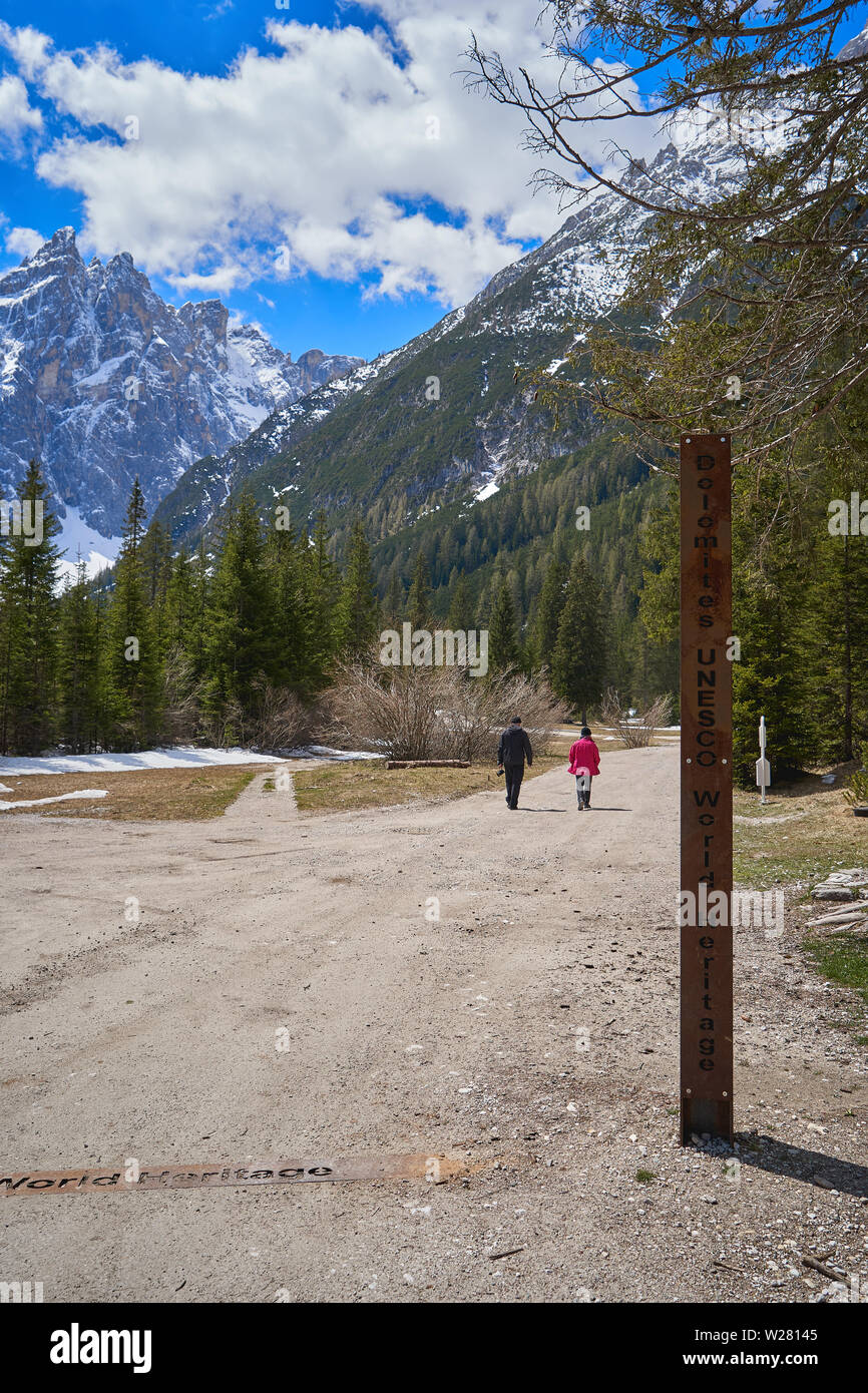 Des sentiers de randonnée sur les cols alpins de la région Trentin-Haut-Adige (Italie). Montagnes des Dolomites ont été déclaré site du patrimoine mondial de l'Unesco. Banque D'Images