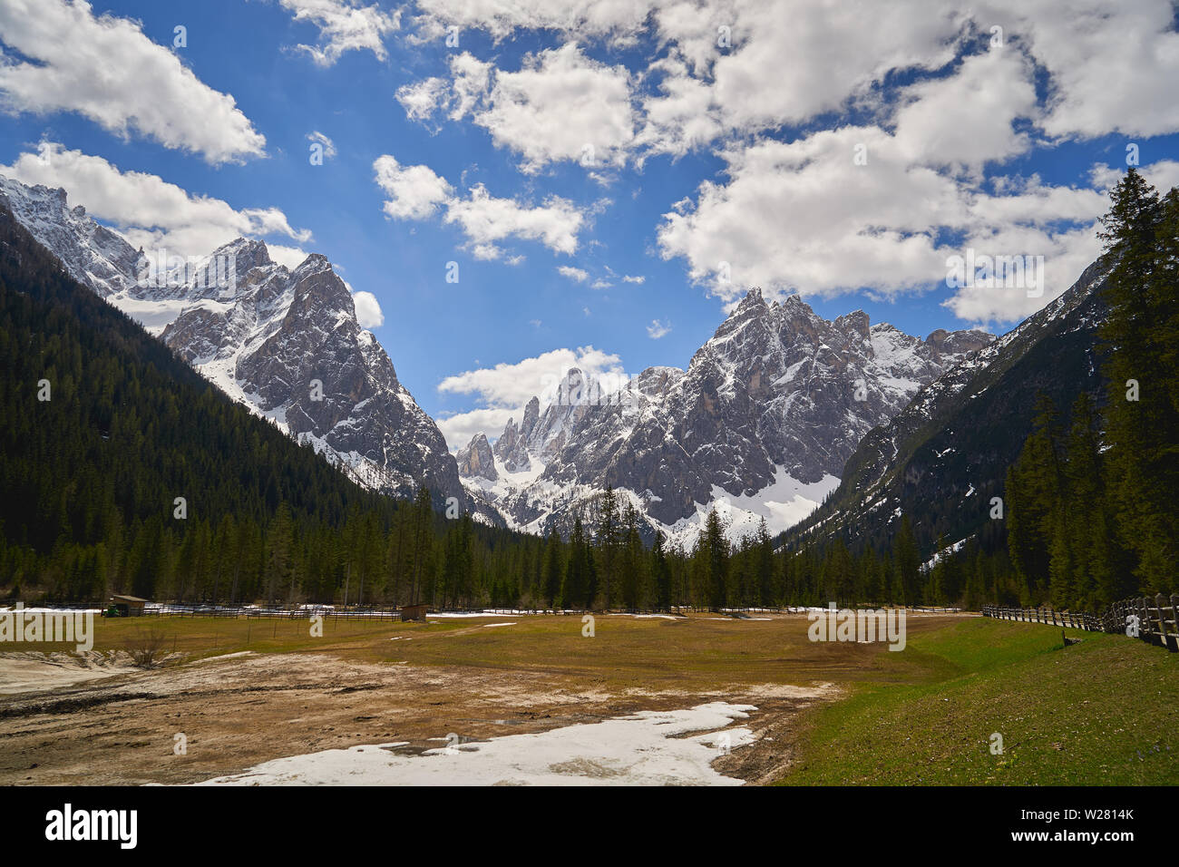 Vue de la Dolomite Alpes près du village de Sesto dans la vallée Pulster, dans la région du Trentin-Haut-Adige en Italie. Le format paysage. Banque D'Images