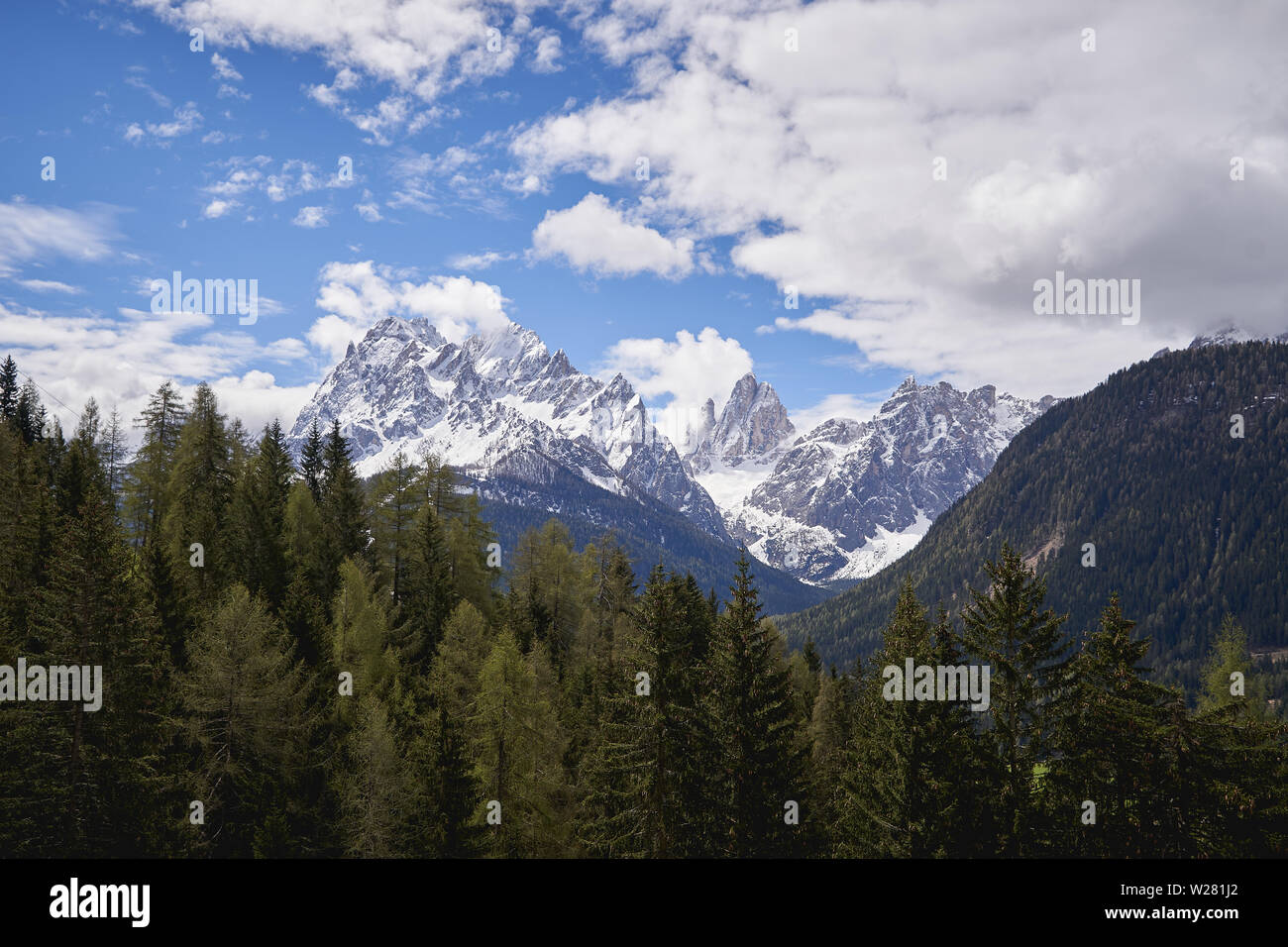 Vue de la Dolomite Alpes près du village de Sesto dans la vallée Pulster, dans la région du Trentin-Haut-Adige en Italie. Le format paysage. Banque D'Images