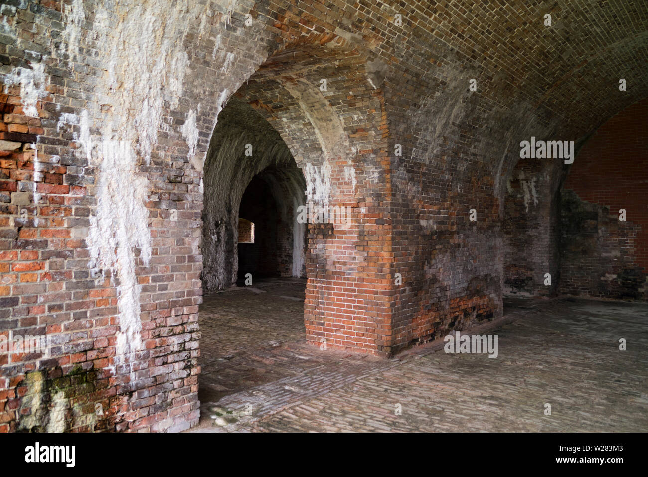 Casemates à Fort Morgan, l'Alabama. La substance blanche sur les murs est calcium et la chaux utilisée dans la brique et mortier lessivés au fil du temps. Banque D'Images