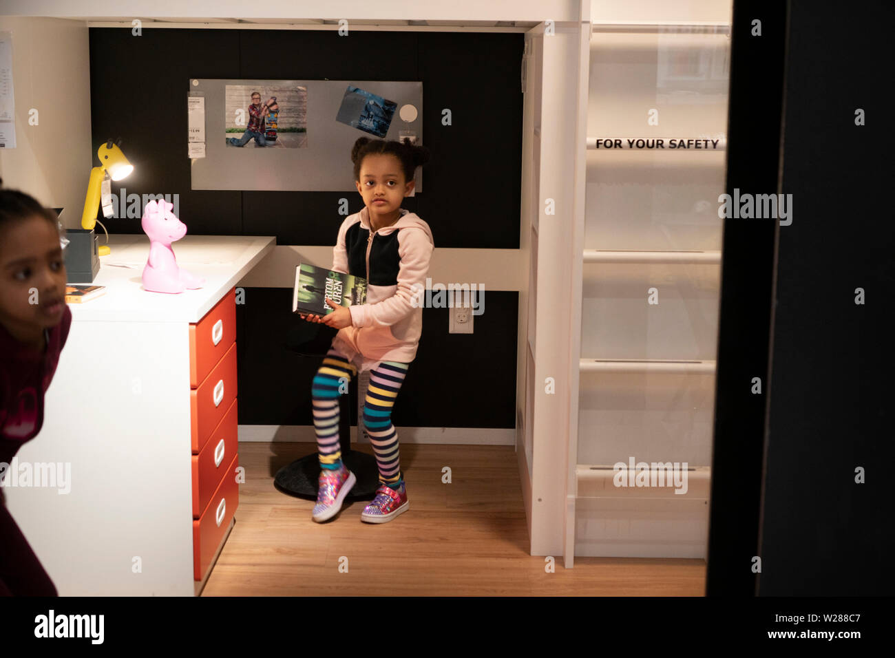 Renton, Washington, 9 mars 2019. Afro-american girls jouant dans une salle d'exposition dans le magasin IKEA Banque D'Images