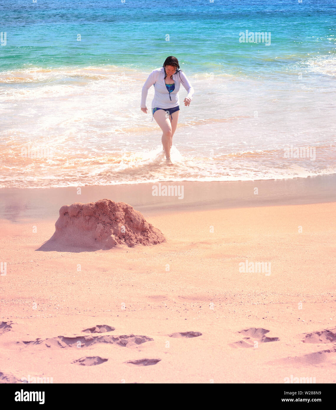 Une femme sortir de la mer sur la plage. Locations de concept. Banque D'Images