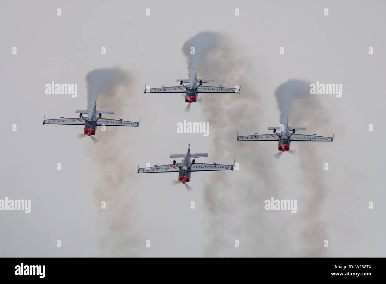 L'équipe de voltige des lames d'effectuer au cours des ailes et roues de l'aéronautique qui se tiendra à l'Aérodrome Dunsfold, au Royaume-Uni le 16 juin 2019. Banque D'Images
