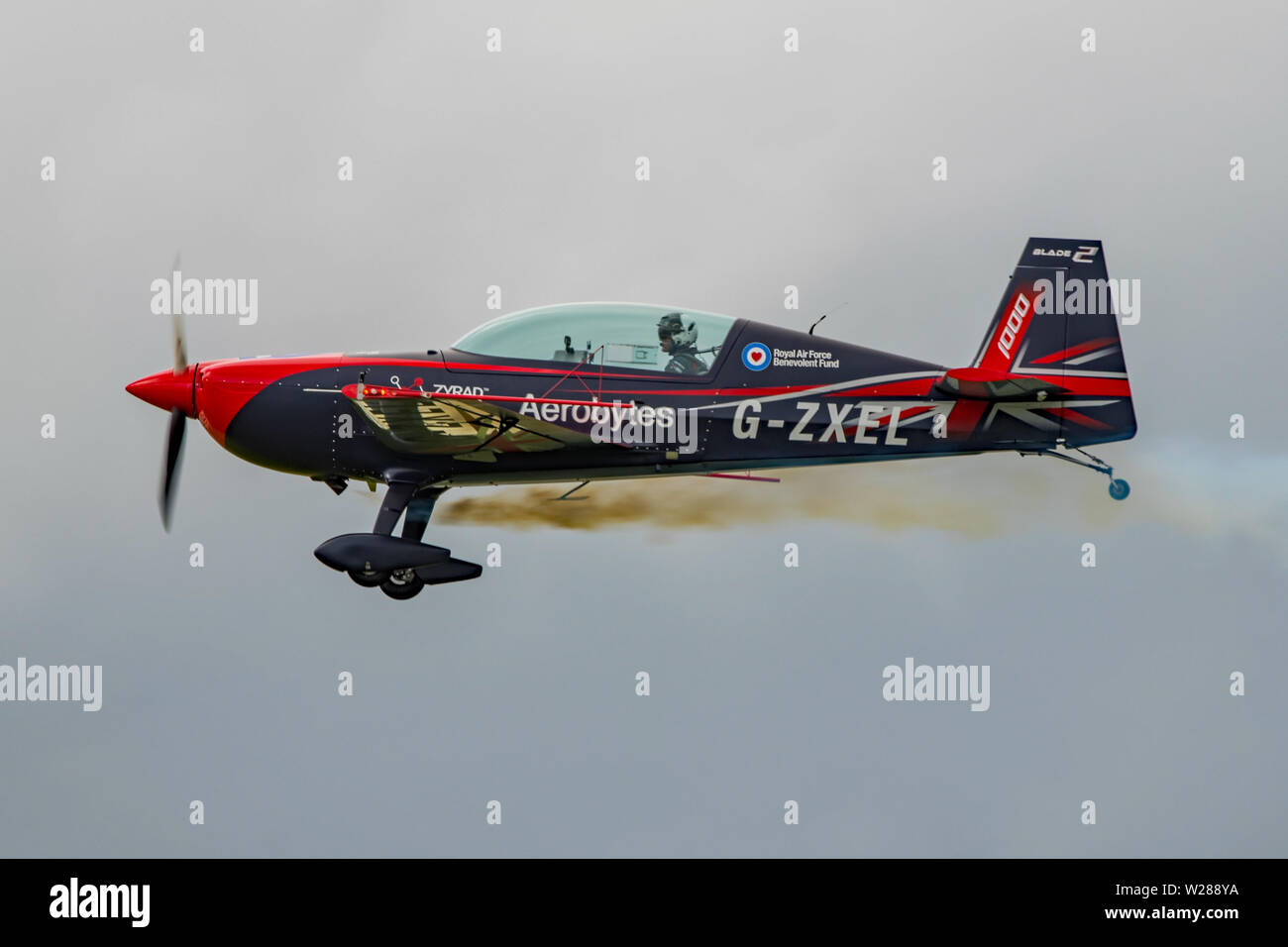 L'équipe de voltige des lames d'effectuer au cours des ailes et roues de l'aéronautique qui se tiendra à l'Aérodrome Dunsfold, au Royaume-Uni le 16 juin 2019. Banque D'Images