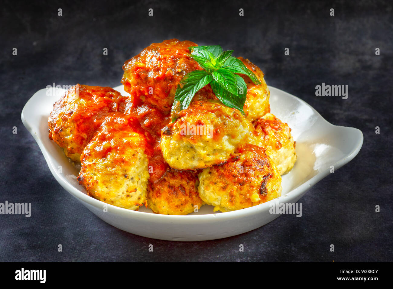 Boulettes de poulet à la sauce tomate dans un bol blanc. Grungy. charbon En bonne santé, riche en protéines, les calories des repas. Banque D'Images