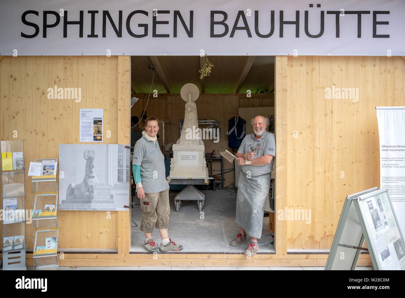 Munich, Allemagne. 06 Juin, 2019. En face de la construction Sphingen hut au cimetière stand le maître tailleur Barbara Oppenrieder (l) et Wolfgang Gottschalk. Ce n'est pas souvent que deux statues cimetière littéraire d'atteindre une renommée mondiale. Mais les chiffres de Sphinx du cimetière Nordfriedhof Munich ont obtenu exactement cela, et ils ont presque disparu dans le brouillard de l'histoire. À partir de ce qu'ils se posent aujourd'hui. Credit : Sina Schuldt/dpa/Alamy Live News Banque D'Images