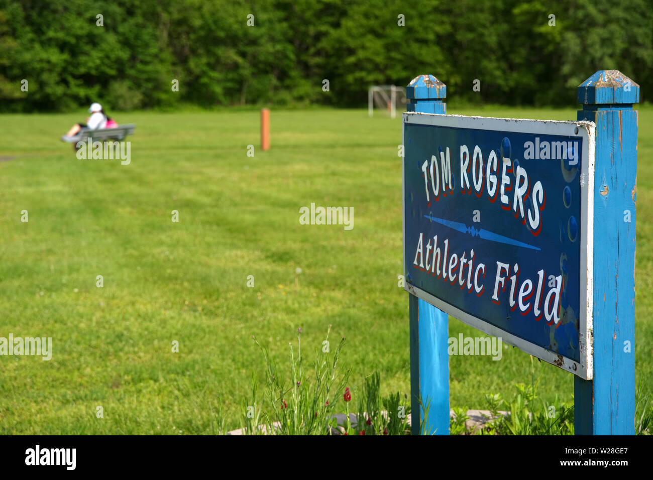 2229, CT USA. Mai 2019. Tom Rogers Gymnastique signe avec un couple profitant de la belle journée de printemps dans l'arrière-plan. Banque D'Images