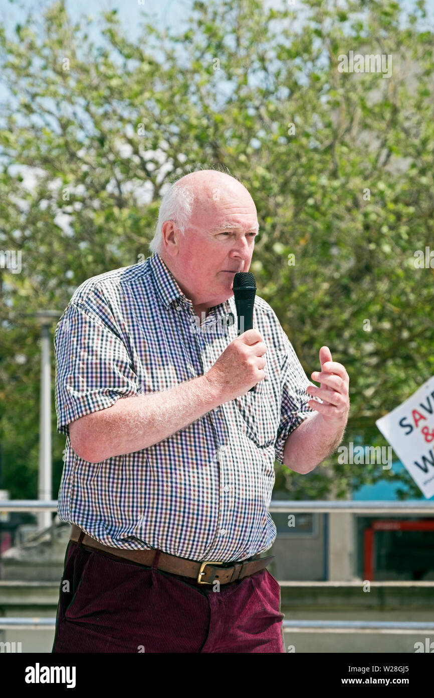 Weston-super-Mare, Royaume-Uni. 6 juillet, 2019. Le Dr Vincent d'argent, un consultant en médecine d'urgence, prend la parole à une manifestation contre la fermeture du jour au lendemain de l'accident et d'urgence de l'Hôpital général de Weston qui a été en vigueur depuis juillet 2017. Les manifestants sont aussi préoccupés par l'avenir de l'hôpital en général et de la possibilité de futures compressions et dans tout le secteur des soins de santé en Amérique du Somerset. Banque D'Images