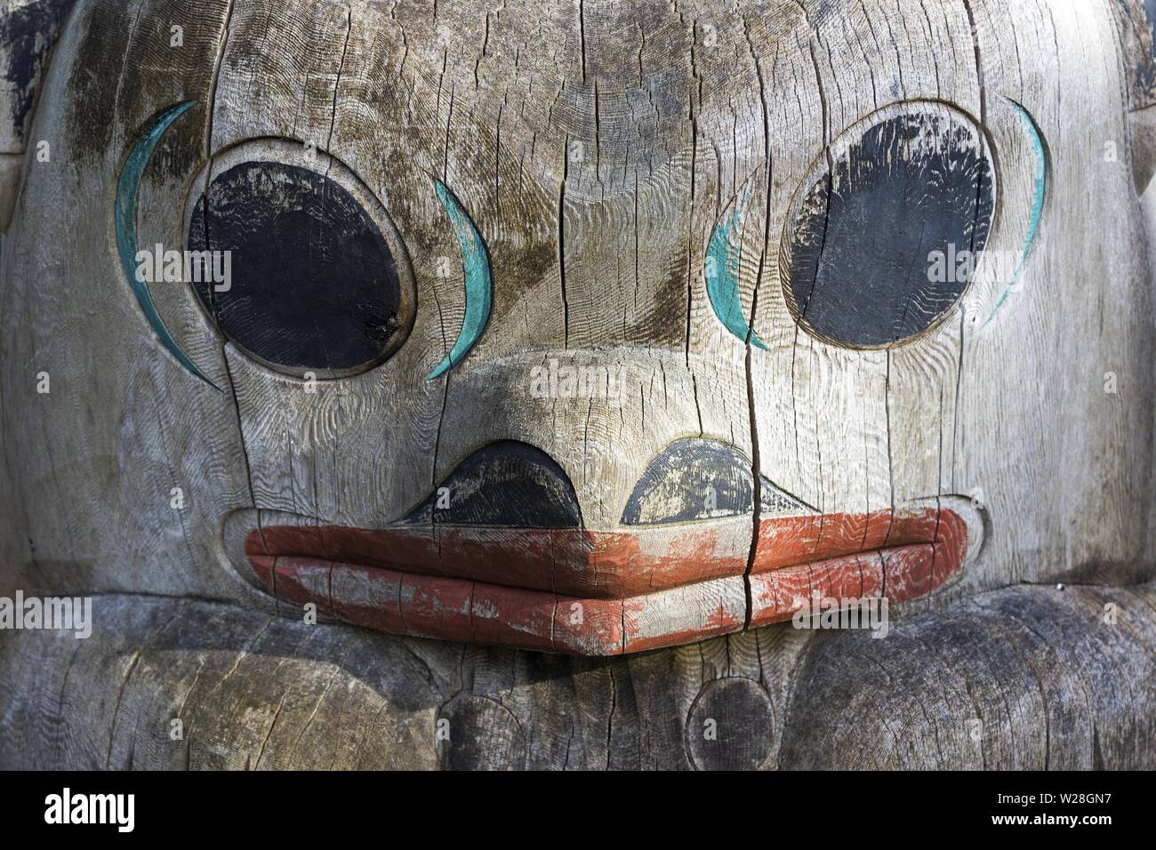 Salish Indian Indian Wood Carving Totem Pole Art Bird face Sculpture Butchart Gardens Victoria Vancouver Island Colombie-Britannique Canada Banque D'Images