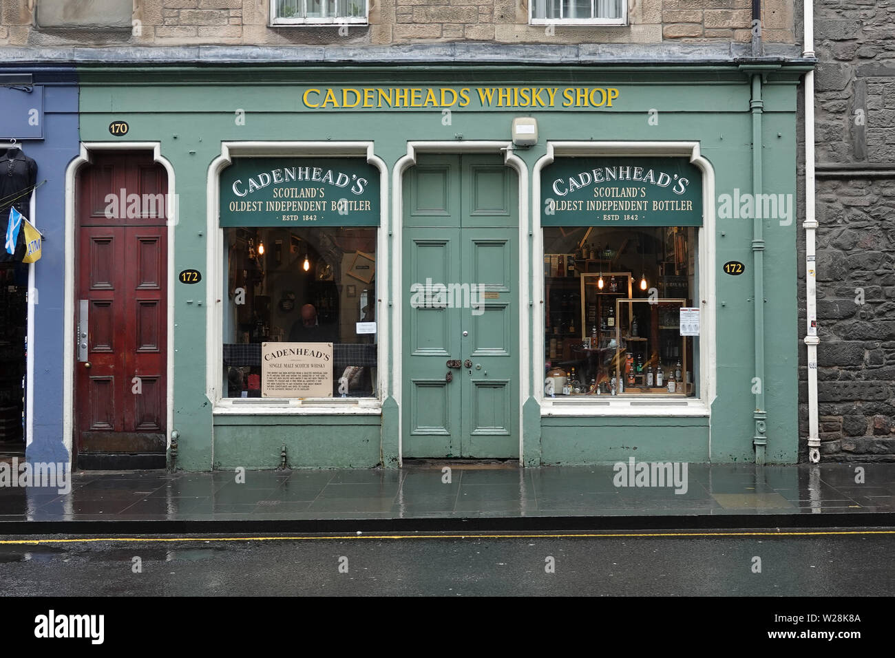 Édimbourg, Écosse - 13 juin 2019 : La boutique de Cadenhead's Whisky Shop, créée en 1842, est montré le long de la Royal Mile. Banque D'Images
